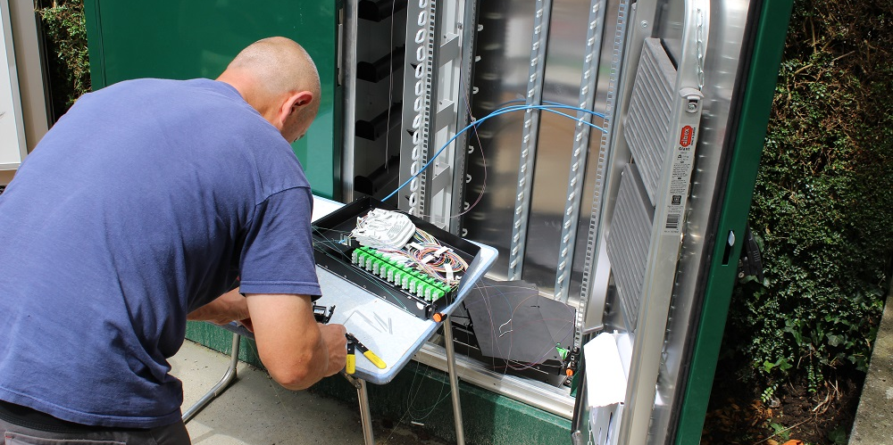 Un technicien raccorde, ici, un particulier à la fibre.