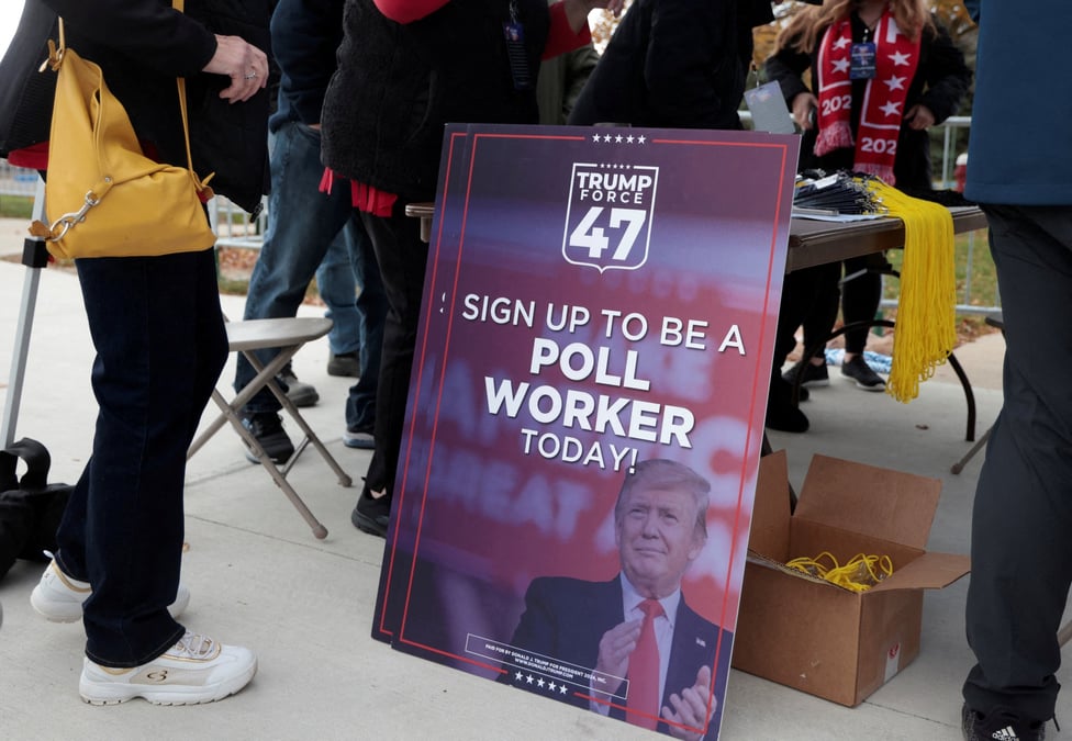 Un panneau 'sign up to be a poll worker' est visible a l'exterieur de la salle ou trump doit s'exprimer lors d'un rassemblement de campagne a warren.