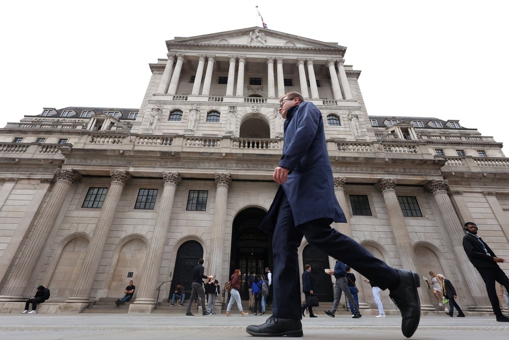 Une personne passe devant la banque d'angleterre