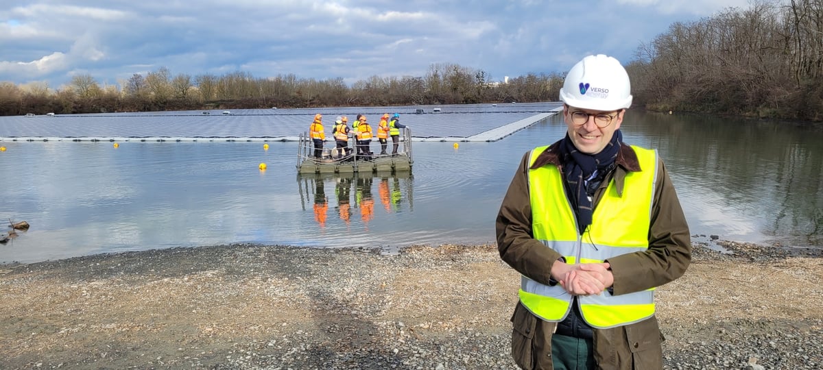 Antoine Huard, co-fondateur de Verso Energy, sur le site La centrale solaire flottante des Gravières de l'Arroux, en Saône-et-Loire.