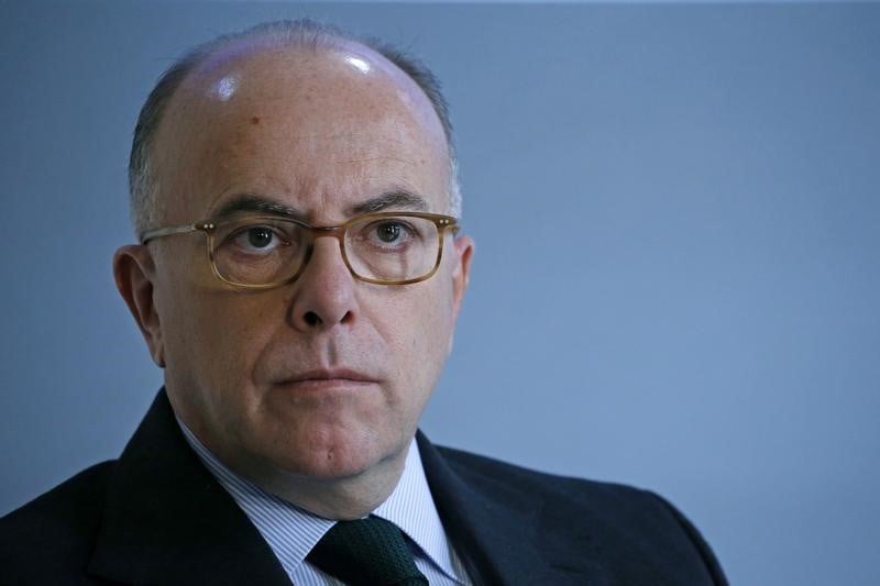 Cazeneuve denonce un acte "odieux" apres la mort d'un gendarme