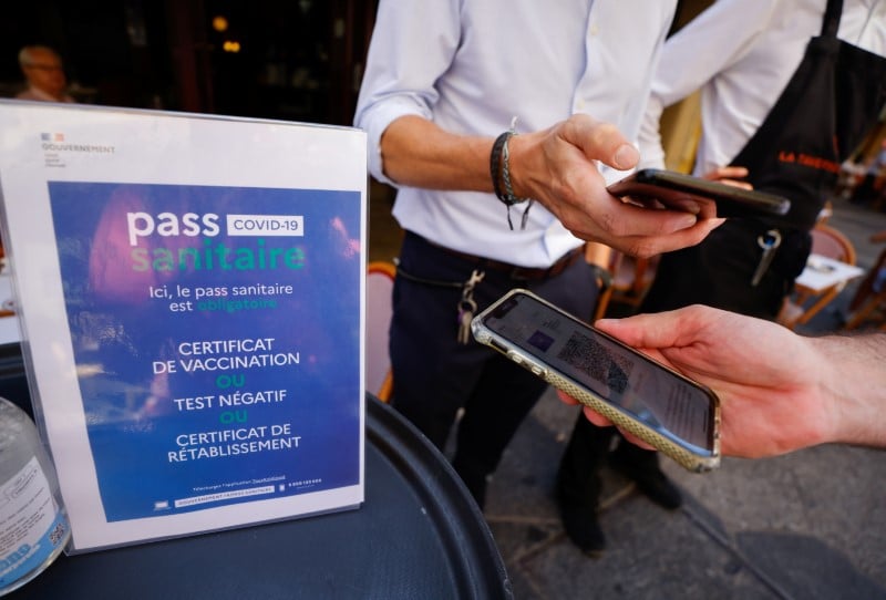 France: l'assemblee nationale adopte le projet de loi prolongeant le pass sanitaire