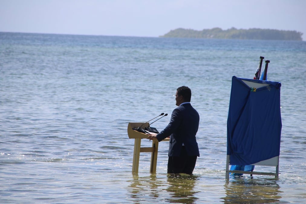 A l’occasion de la COP 26, en 2021, Simon Kofe, le ministre des Affaires étrangères des îles Tuvalu avait marqué les esprits en prononçant un discours depuis l’archipel, debout, face à un pupitre installé dans la mer.