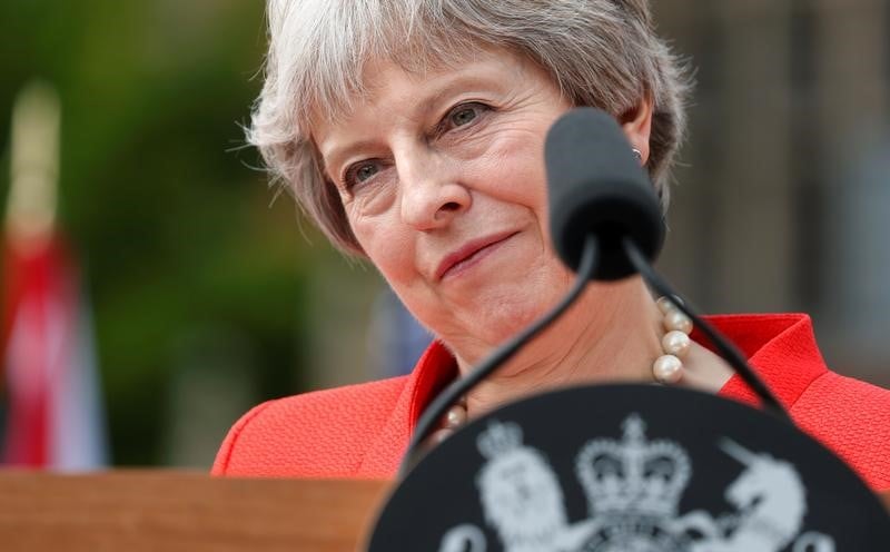 Brexit: may a menace les frondeurs d'elections anticipees