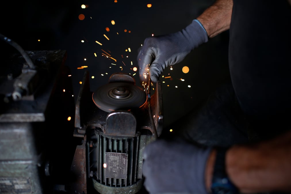Un employe travaille sur une machine dans la derniere usine de clous encore en activite en france