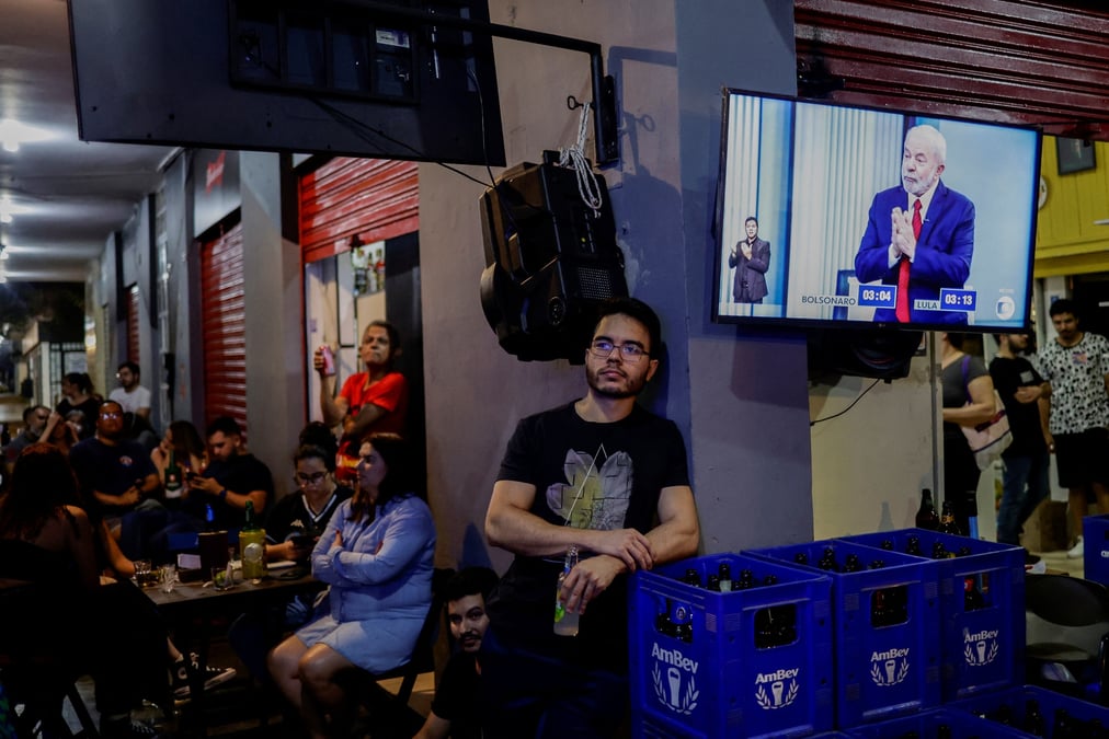 Des personnes observent un debat avant le second tour de l'election, a brasilia