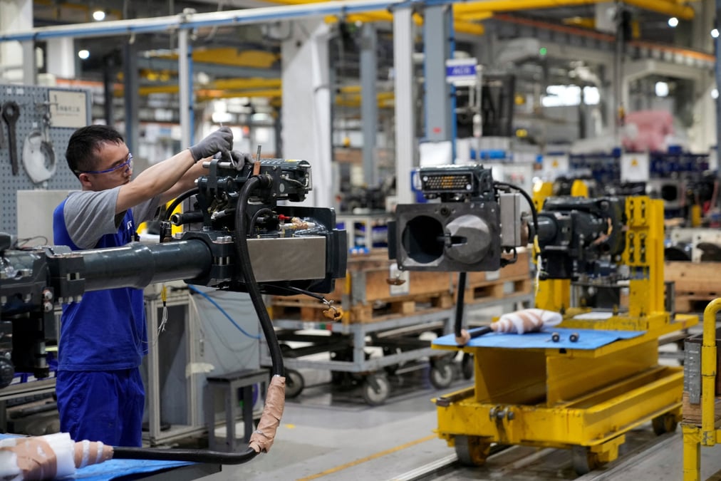 Un employe sur une chaine de production dans une usine a shanghai