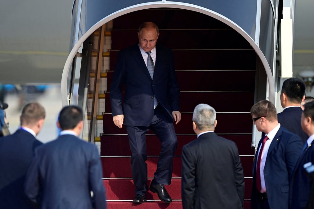 Vladimir poutine arrive a l'aeroport international de pekin