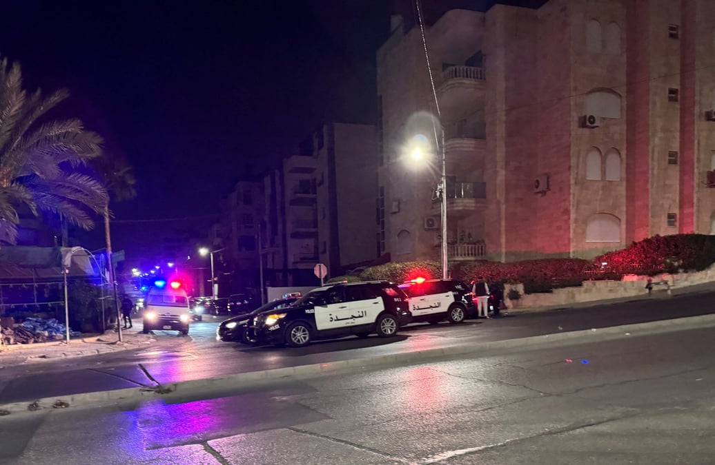 Des vehicules de police dans une rue pres de l'ambassade d'israel a amman