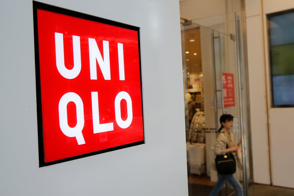 Le logo d'uniqlo dans le quartier commercant de myeongdong a seoul