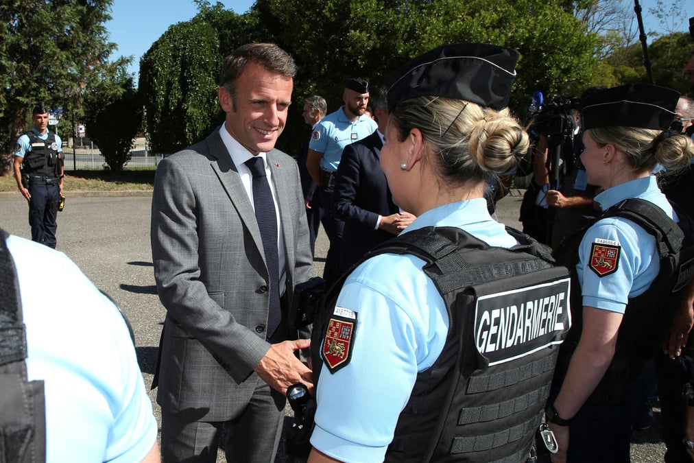 Le president francais emmanuel macron rencontre des gendarmes a damazan (lot-et-garonne)
