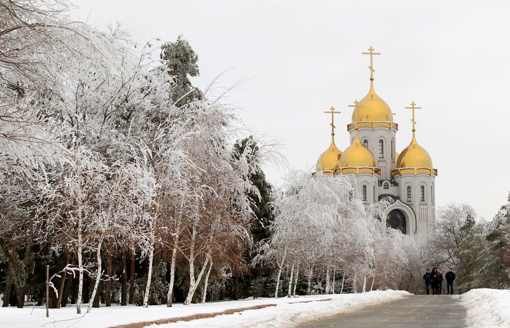 Des touristes visitent une eglise orthodoxe a volgograd