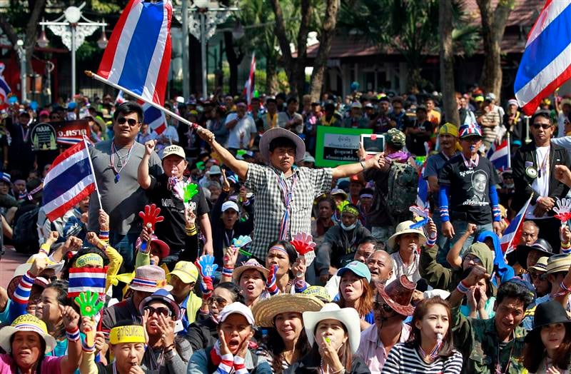 L'opposition thaïlandaise défile après un jet de grenade