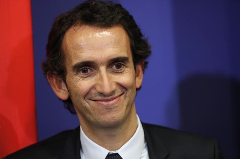 Le pdg de fnac darty dedaigne les speculations sur son depart