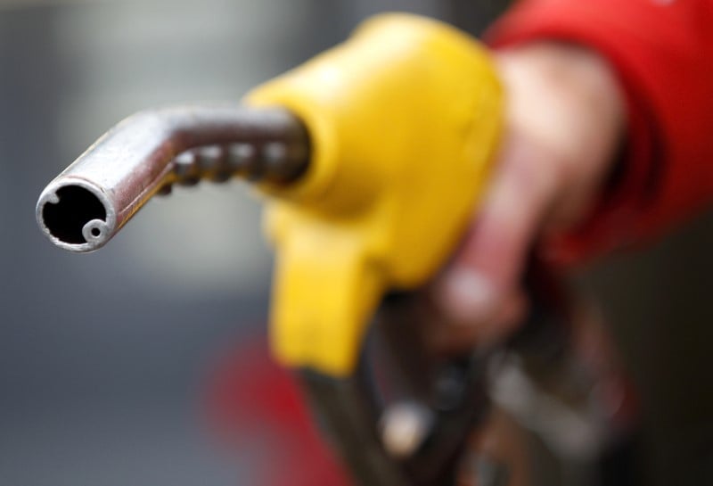 Les senateurs adoptent un gel de la taxe sur les carburants