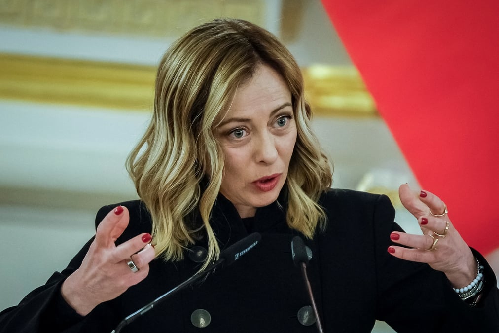 Le premier ministre italien giorgia meloni participe a une conference de presse conjointe avec le president ukrainien volodymyr zelenskiy