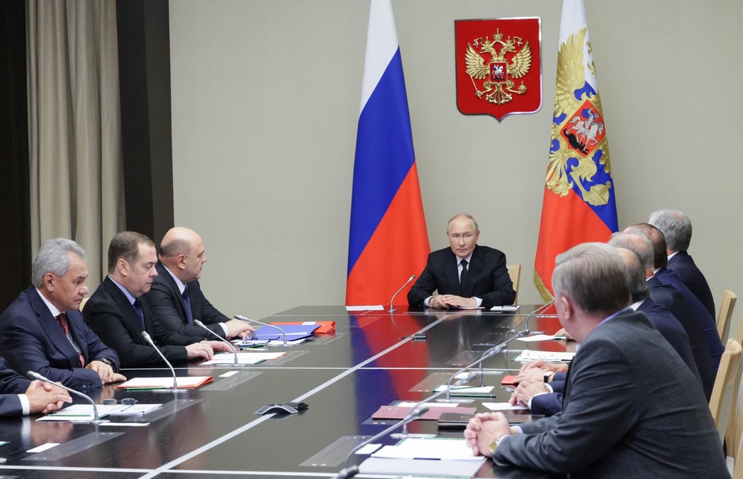 Le president russe poutine preside une reunion du conseil de securite a l'exterieur de moscou