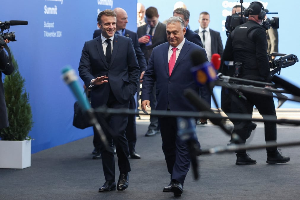 Emmanuel macron et viktor orban au sommet de la communaute politique europeenne a budapest