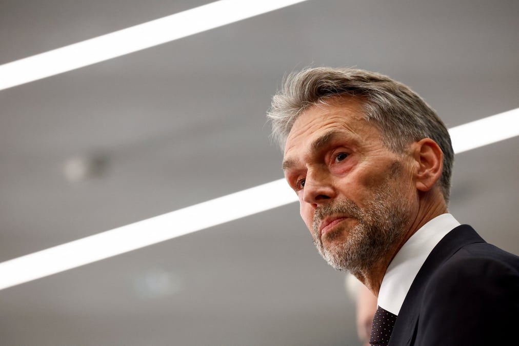 L'ancien chef des services de renseignement neerlandais dick schoof est presente comme le candidat au poste de premier ministre des pays-bas