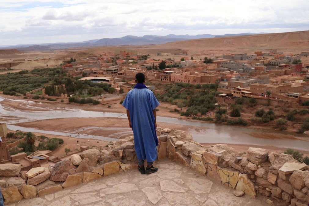 Un homme contemple le ksar d'ait ben haddou, site classe au patrimoine mondial de l'unesco, au maroc