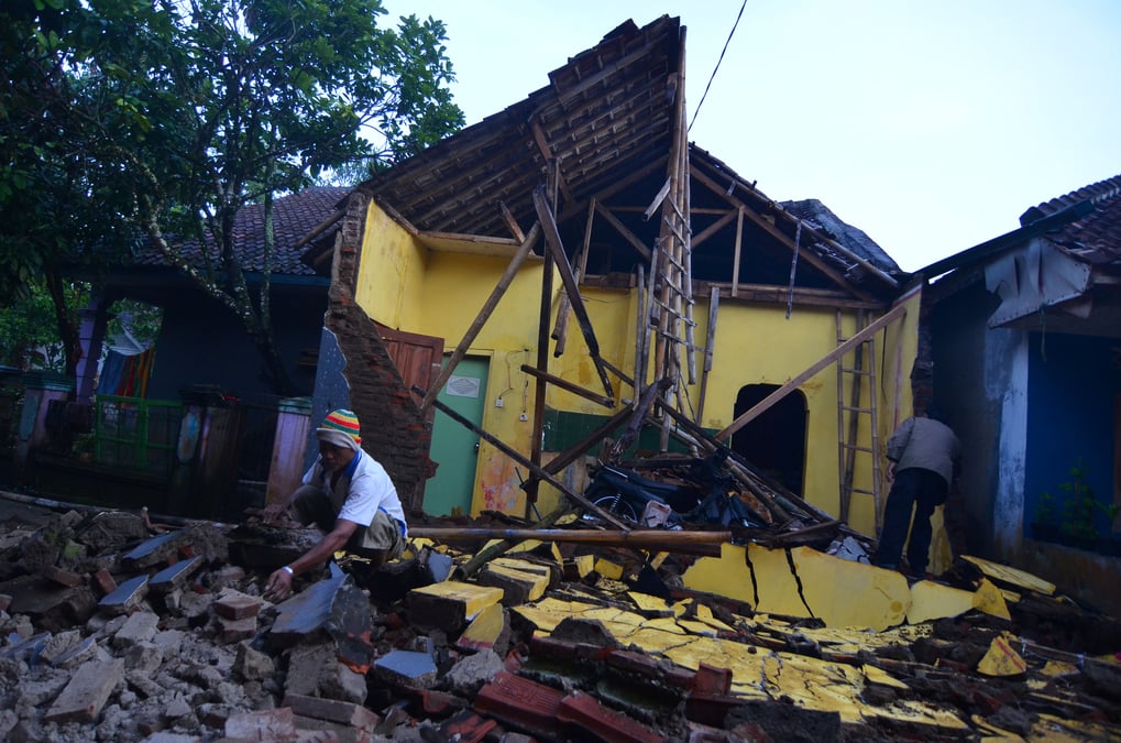Trois morts dans un puissant seisme a java, en indonesie