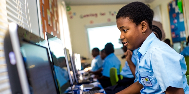 jeune fille technologie ordi