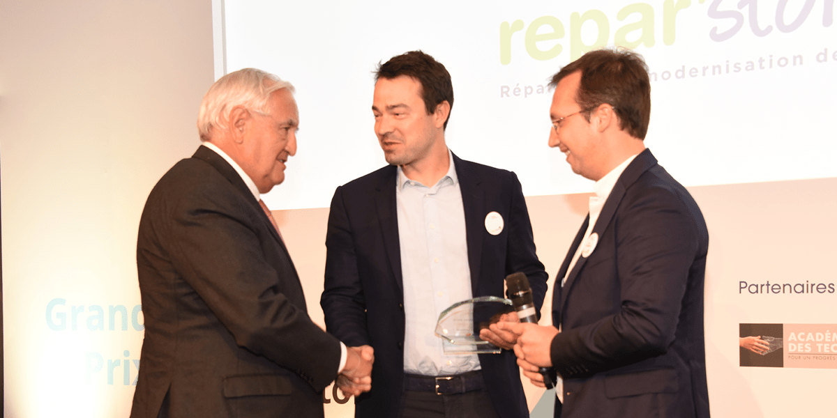 L'ex-Premier ministre J.-P. Raffarin et la fondation d’entreprises MMA remettent le grand prix Bonnes Nouvelles des Territoires à Y. Guichard et G. Varobieff (Repar'stores)