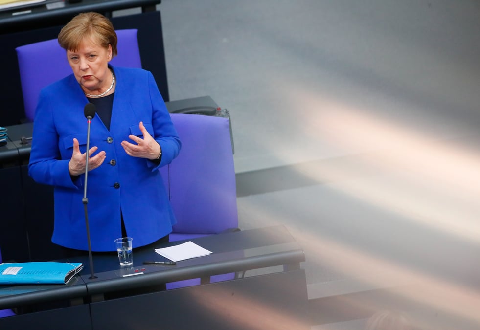 Merkel respectera le jugement de karlsruhe et defendra l'euro