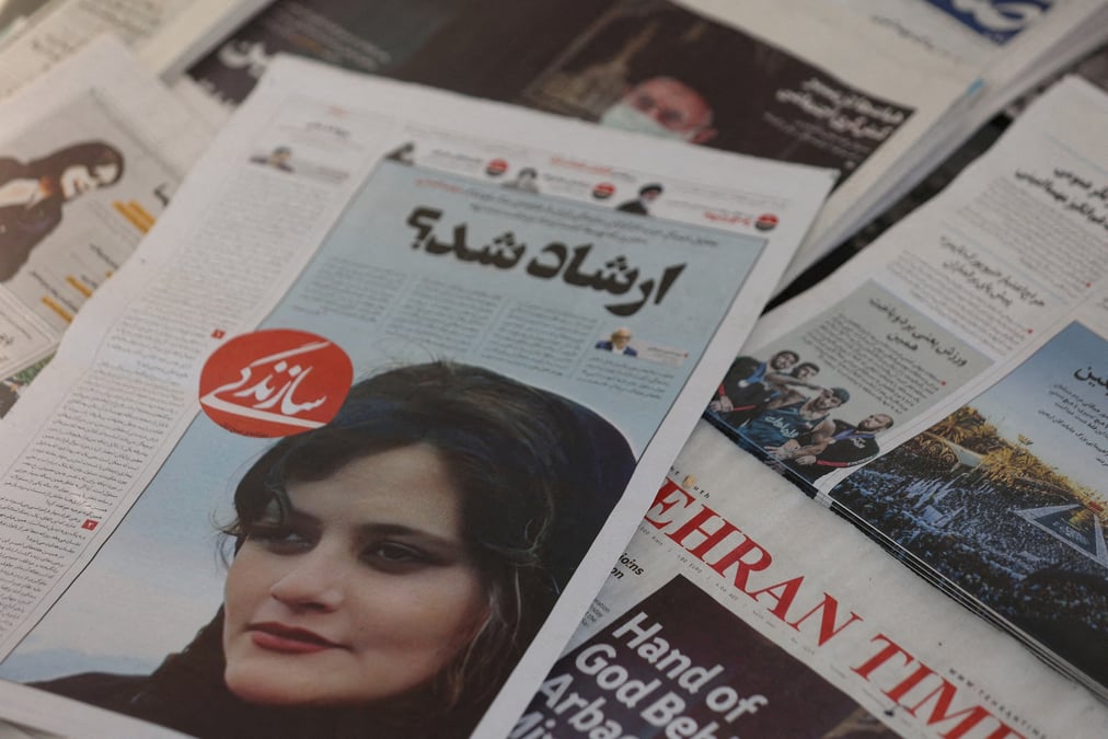 Un journal montrant une photo de mahsa amini, a teheran