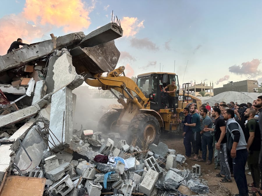 Des palestiniens recherchent des victimes sous les decombres d'une maison detruite par les frappes israeliennes, a gaza