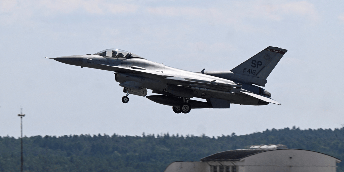 Un avion de chasse f-16 decolle sur la base aerienne americaine de spangdahlem, pres de la frontiere germano-belge, a spangdahlem, en allemagne