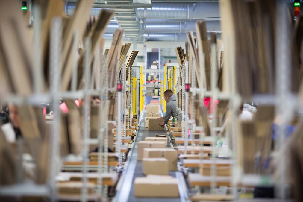 Amazon va acheminer 500.000 colis entre Lyon et Paris grâce au TGV. A la clé : un gain de temps important pour le géant du e-commerce et une réduction de l'empreinte carbone du transport de facteur 10.