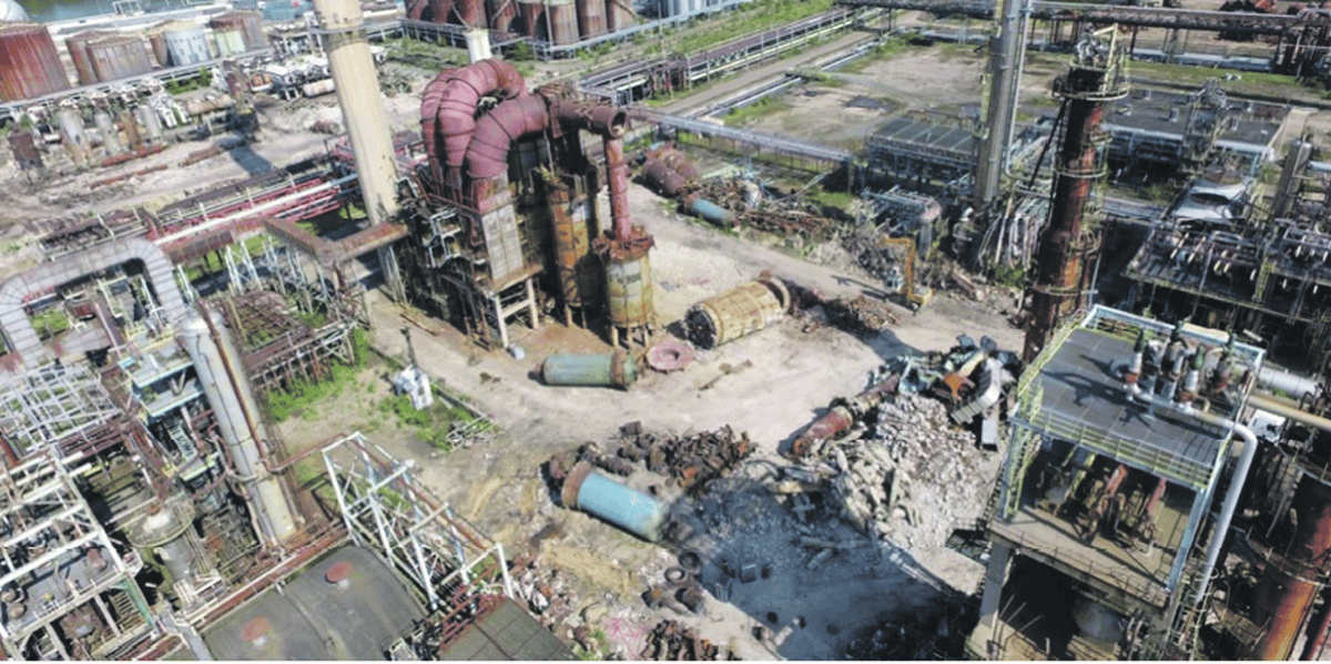AZF au lendemain de sa destruction par l’explosion du 21 septembre 2001. Le site va notamment accueillir sur 25 hectares la plus grande centrale photovoltaïque urbaine de France.