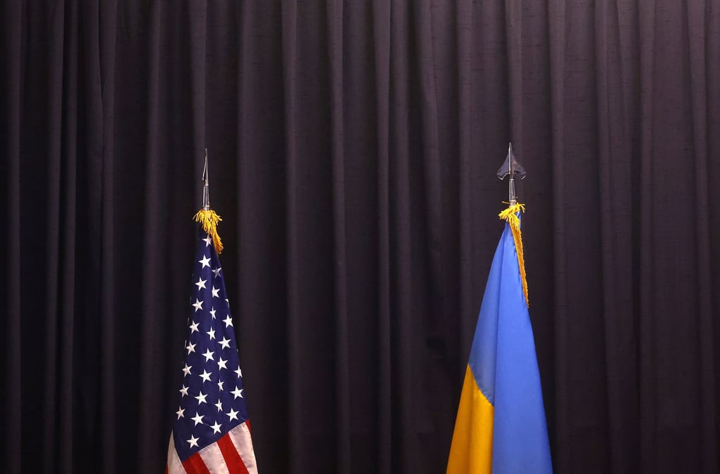 Les drapeaux americain et ukrainien lors de la reunion du groupe consultatif sur la defense de l'ukraine
