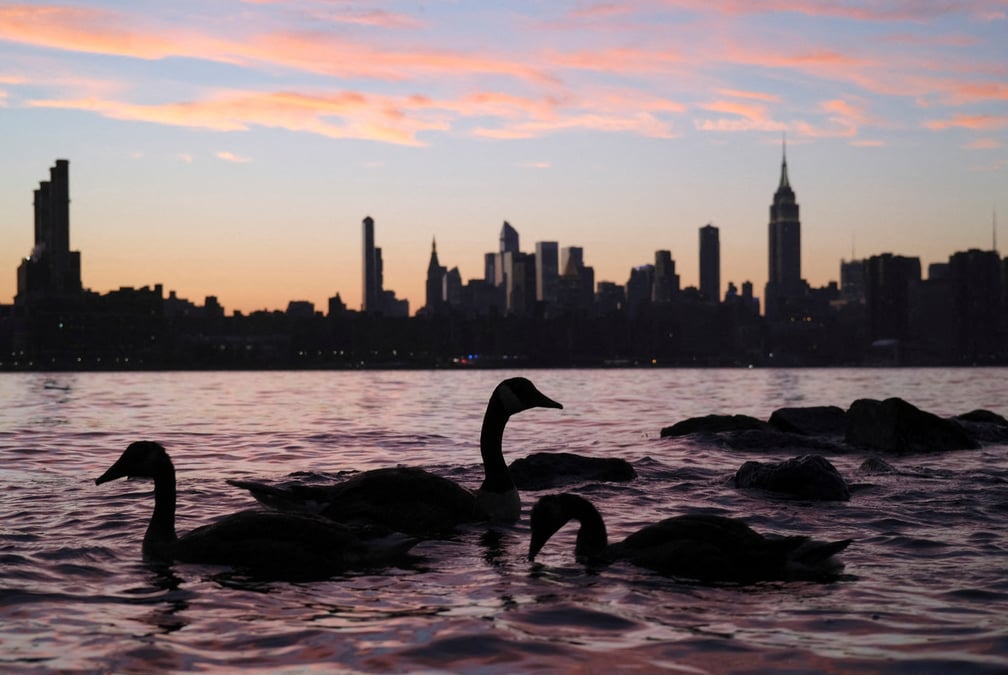 L'horizon de manhattan pendant le coucher du soleil a new york