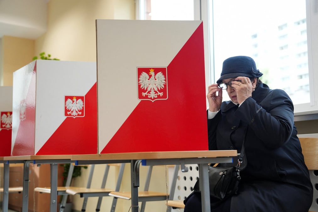 Une femme vote a varsovie lors des elections legislatives polonaises