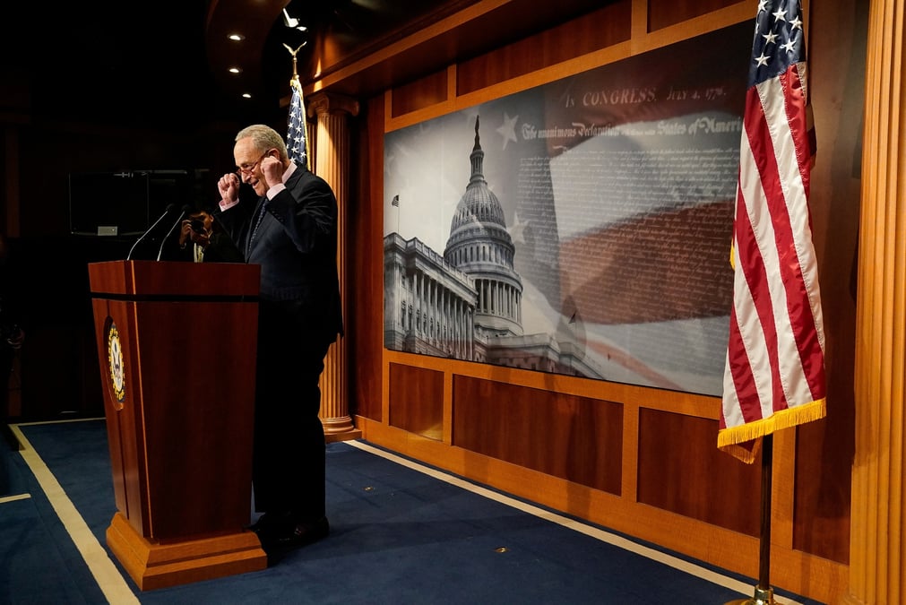 Chuck schumer tient une conference de presse au senat a washington, etats-unis