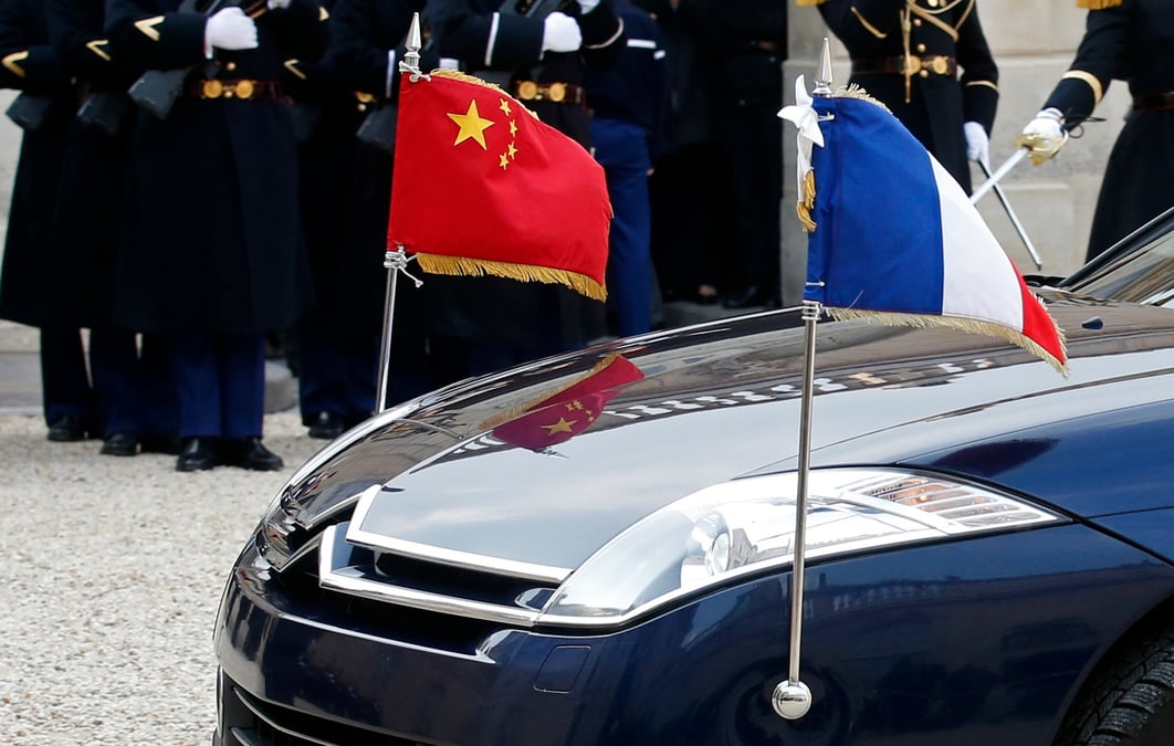 Des drapeaux nationaux francais et chinois