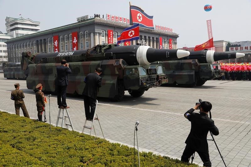 Pyongyang presente des missiles a l'approche du porte-avions americain