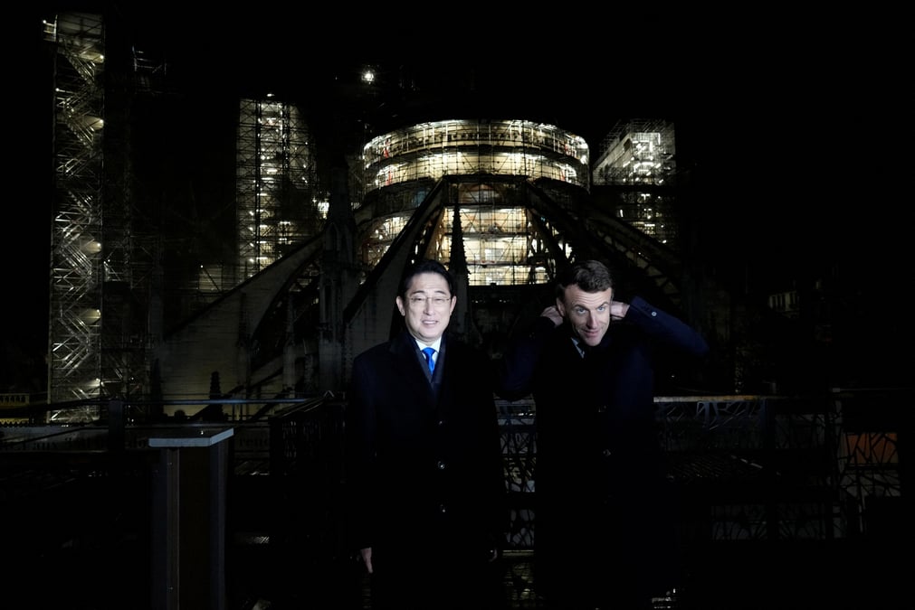 Le president francais emmanuel macron et le premier ministre japonais fumio kishida visitent le chantier de reconstruction de la cathedrale notre-dame a paris