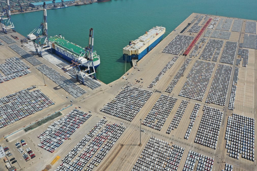 Photo de voitures destinees a l'exportation dans un port de yantai