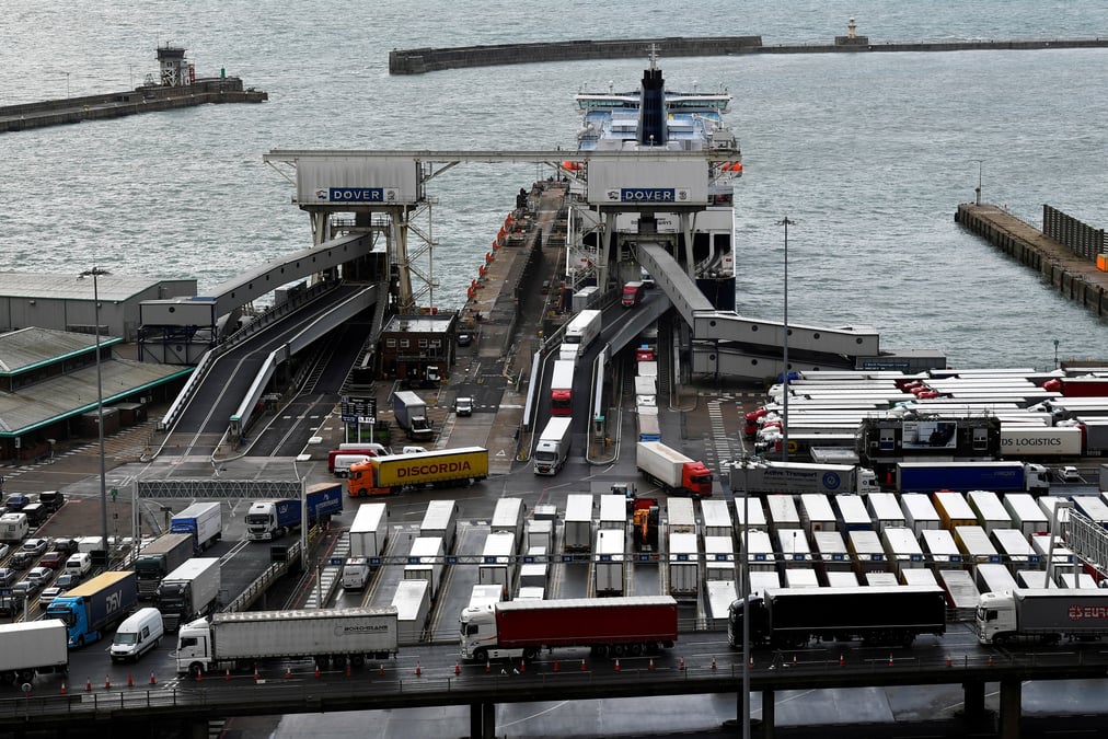 Des camions debarquent d'un ferry transmanche au port de douvres