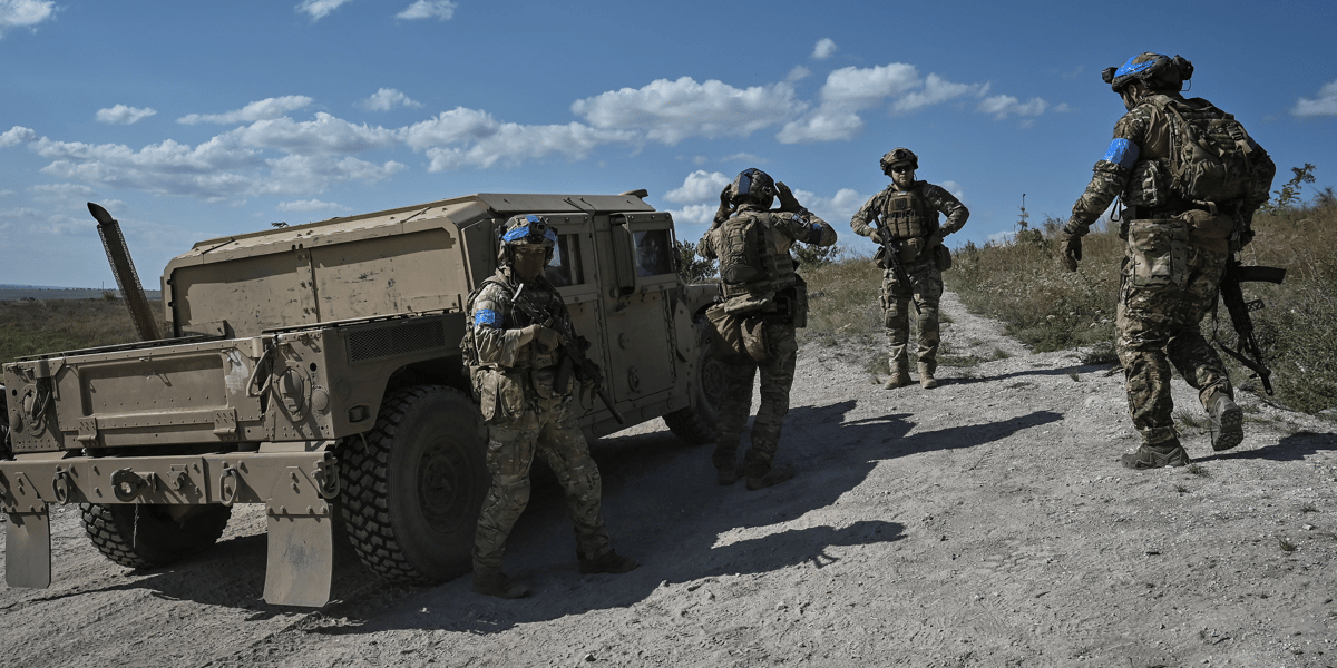 Des militaires de la 3e brigade d'assaut separee d'ukraine se preparent a mener une mission de reconnaissance pres de bakhmut