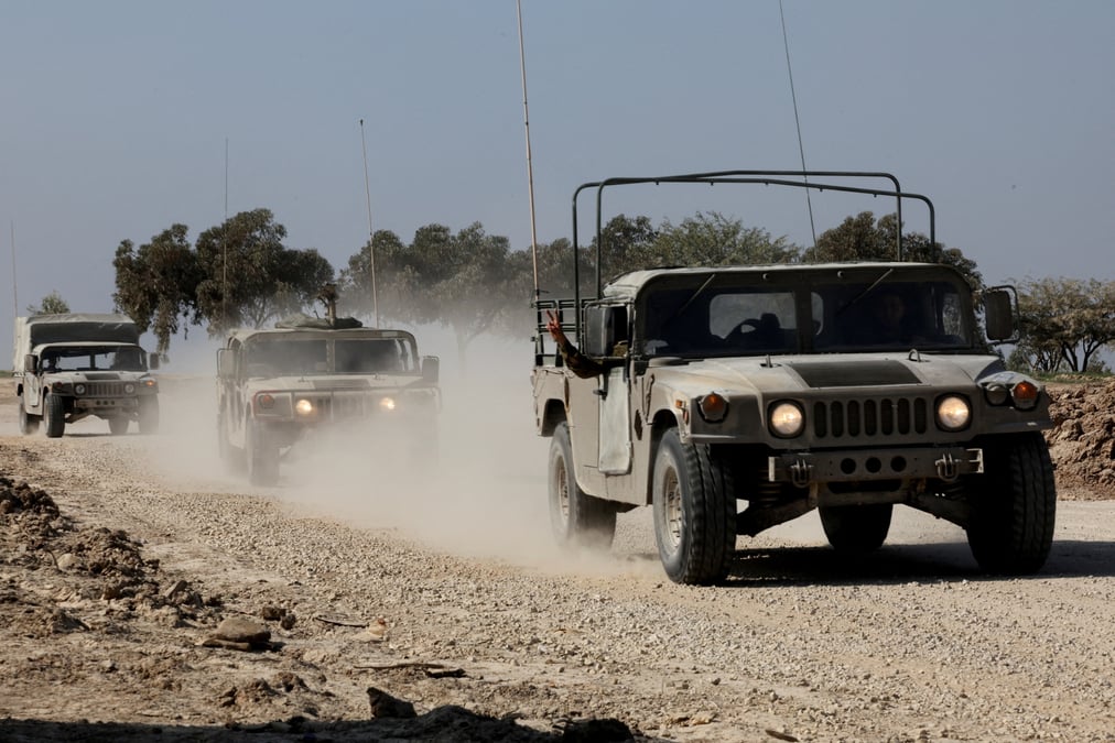 Des vehicules militaires israeliens se deplacent pres de la frontiere entre israel et gaza