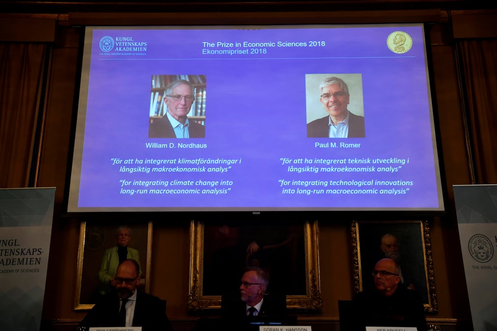 Le prix nobel d'economie decerne aux americains nordhaus et romer