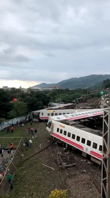 Dix-sept morts dans le deraillement d'un train a taiwan