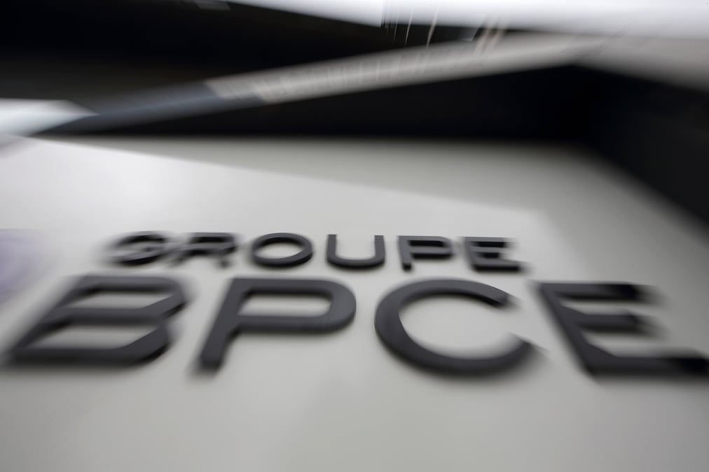 Le logo de la banque bpce a l'exterieur de son siege a paris