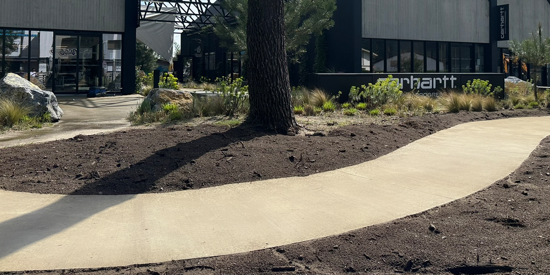 Une piste cyclable dans les Landes réalisée en béton bas carbone avec un ciment à base d'argile fabriqué par Materrup.