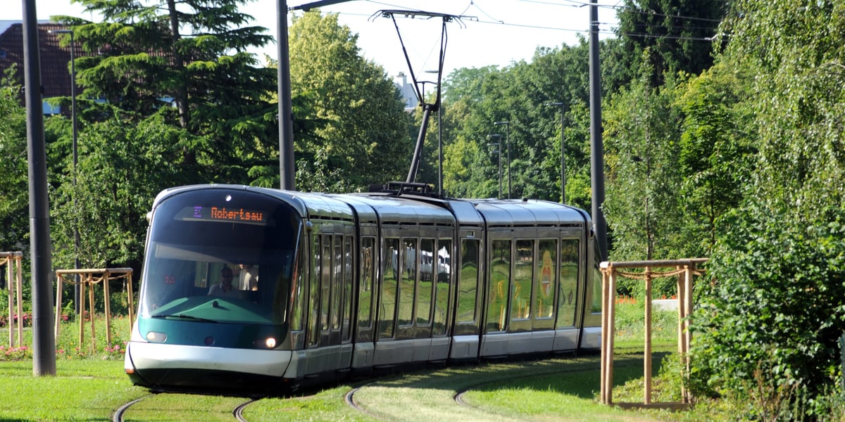 Strasbourg a relancé son réseau de tramway en 1994. Les extensions se poursuivent mais les prix des aménagements se sont envolés.