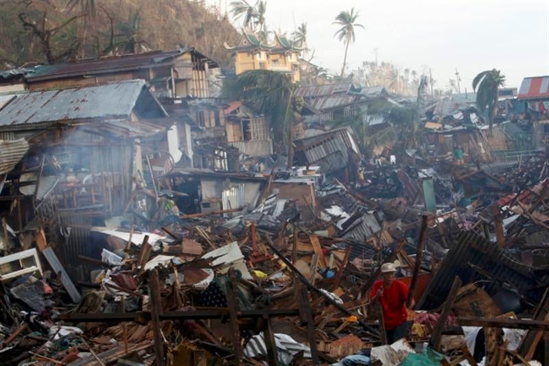 Les rescapés du typhon Haiyan commencent à reconstruire